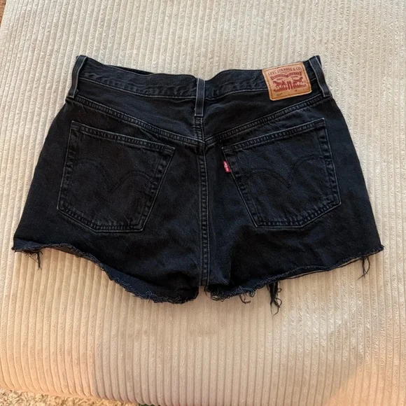 Black Denim Levi’s Women Shorts 501 - Picture 2 of 3